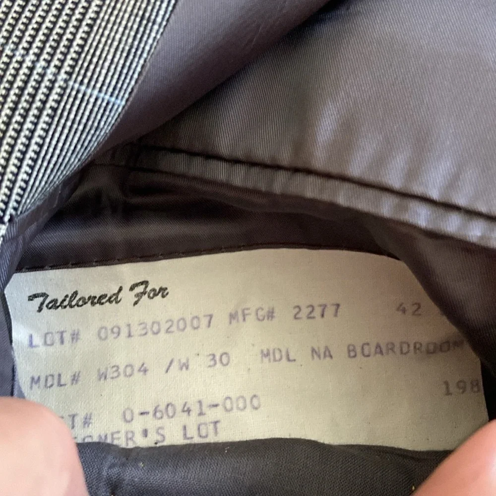 Hickey Freeman Classic two piece suit, 100% Wool like new, pants no pleats 36/30